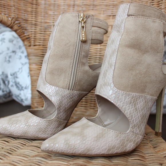 Bebe Geneen Cutout Pointy Pumps - Picture 3 of 8